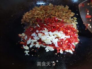 肉末榨菜炒红辣椒的做法步骤：8