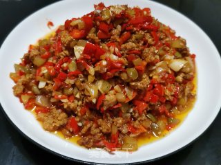 肉末榨菜炒红辣椒的做法步骤：10