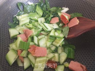 黄瓜菠菜炒鸡蛋的做法步骤：3