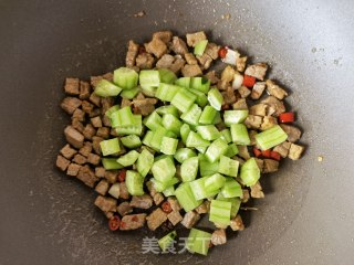 黄瓜牛肉炒藜麦饭的做法步骤：8