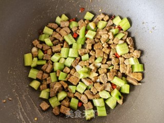 黄瓜牛肉炒藜麦饭的做法步骤：9