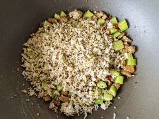 黄瓜牛肉炒藜麦饭的做法步骤：10