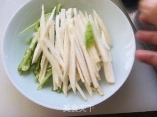 杏鲍菇炒过油肉的做法步骤：2