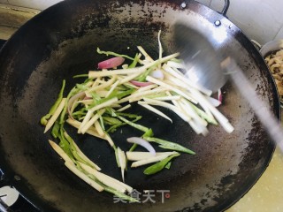杏鲍菇炒过油肉的做法步骤：3