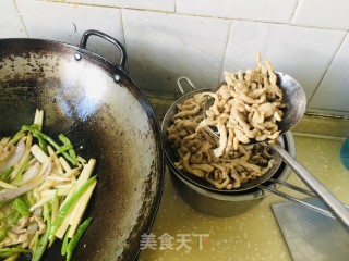 杏鲍菇炒过油肉的做法步骤：4
