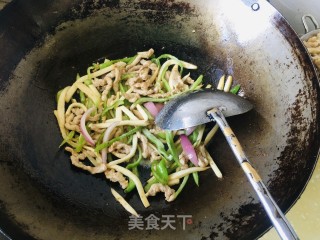 杏鲍菇炒过油肉的做法步骤：5