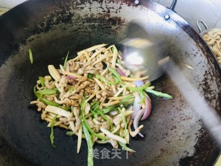 杏鲍菇炒过油肉的做法步骤：7