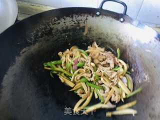 杏鲍菇炒过油肉的做法步骤：8