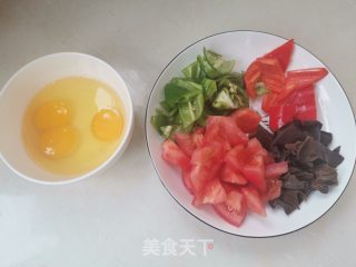 木耳番茄炒鸡蛋的做法步骤：1