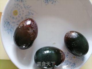 浇汁松花蛋的做法步骤：1