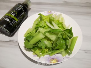 降压低脂：西芹炒香干的做法步骤：1