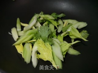 降压低脂：西芹炒香干的做法步骤：4