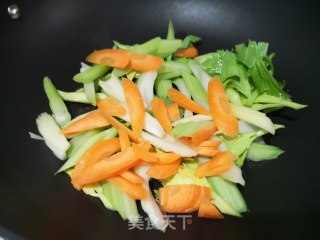 降压低脂：西芹炒香干的做法步骤：5
