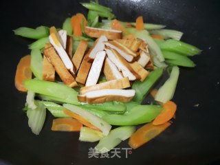 降压低脂：西芹炒香干的做法步骤：6