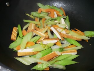 降压低脂：西芹炒香干的做法步骤：7