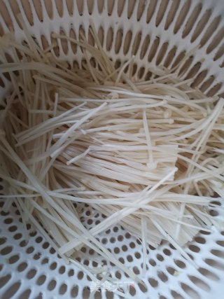 培根金针菇卷的做法步骤：1