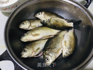 煎烧鲫鱼的做法步骤：1
