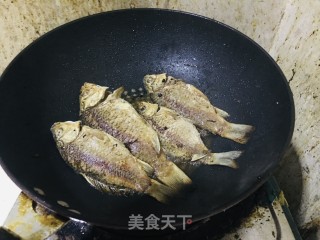 煎烧鲫鱼的做法步骤：2