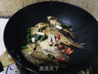 煎烧鲫鱼的做法步骤：3