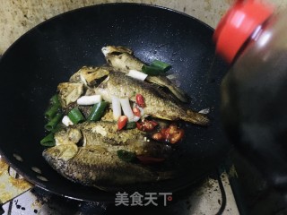 煎烧鲫鱼的做法步骤：4