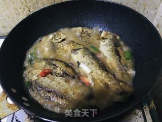 煎烧鲫鱼的做法步骤：5