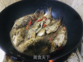 煎烧鲫鱼的做法步骤：6