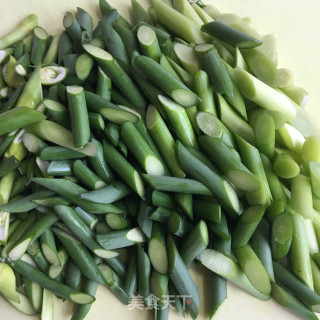牛柳炒蒜苔的做法步骤：1