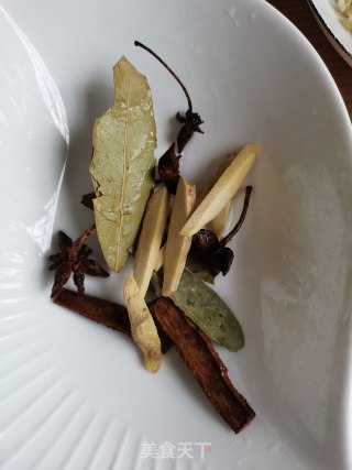 土豆焖鸡的做法步骤：2