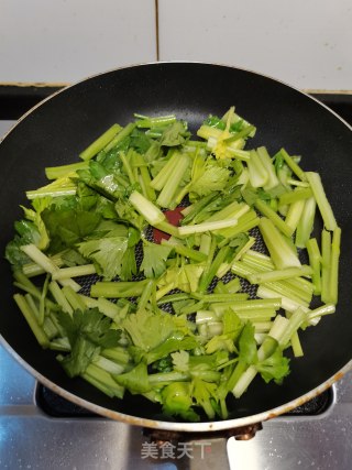 清炒芹菜的做法步骤：2