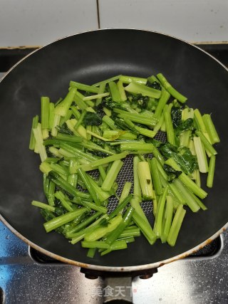 清炒芹菜的做法步骤：3