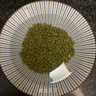 绿豆煲马蹄糖水的做法步骤：1