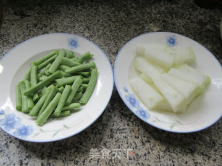 四季豆炒冬瓜的做法步骤：1