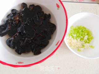 凉拌木耳的做法步骤：2