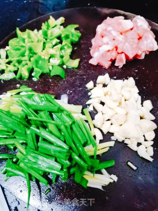 家常香葱豆腐，特别下饭哦的做法步骤：2
