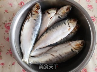 烤鲫鱼的做法步骤：1