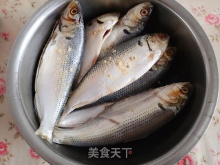 烤鲫鱼的做法步骤：2