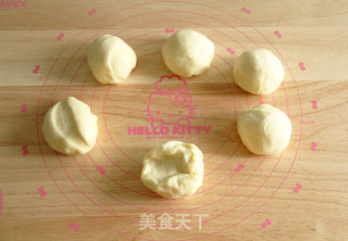 夏日烘焙，快手整形 | 沙拉酱肉松花型餐包的做法步骤：7