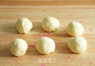 夏日烘焙，快手整形 | 沙拉酱肉松花型餐包的做法步骤：8