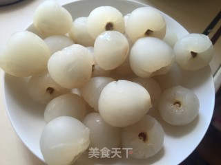 鲜榨荔枝汁的做法步骤：2