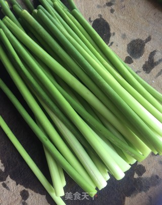 豆豉辣椒炒蒜苔的做法步骤：1