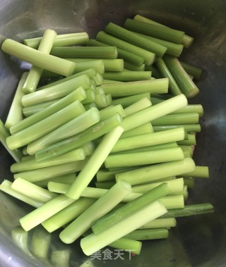 豆豉辣椒炒蒜苔的做法步骤：3