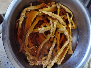 笋干焖鸡的做法步骤：1