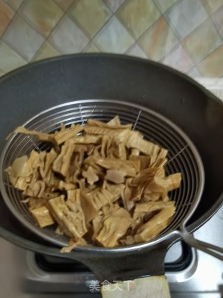 笋干焖鸡的做法步骤：4