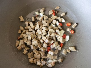 牛肉豇豆炒藜麦饭的做法步骤：7