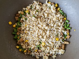 牛肉豇豆炒藜麦饭的做法步骤：12