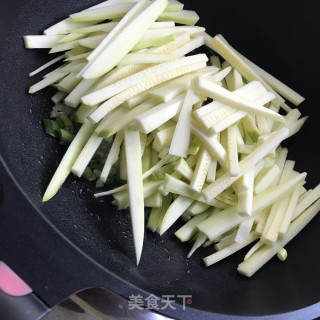 蒜香葫芦条的做法步骤：6