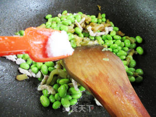 肉丝榨菜丝炒毛豆的做法步骤：7