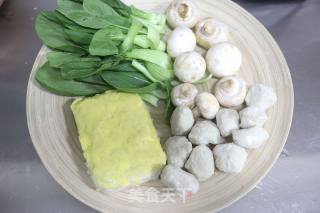 鱼糕鱼丸青菜汤的做法步骤：1