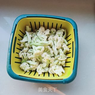 菜花炒肉的做法步骤：1