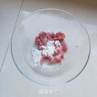 菜花炒肉的做法步骤：2